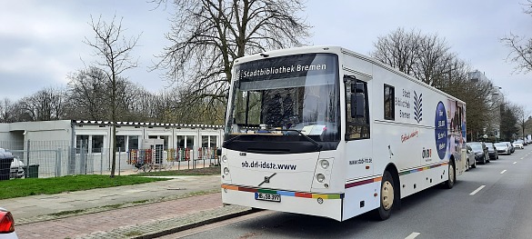 Der Bus der Stadtbibliothek hält vor der Schule