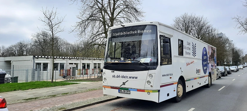 Der Bus der Stadtbibliothek hält vor der Schule