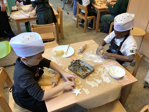 Kinder backen Plätzchen