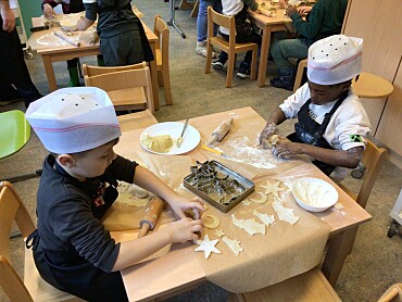 Kinder backen Plätzchen