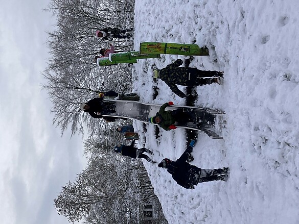 Kinder an der Rutsche auf dem verschneiten Spielplatz 